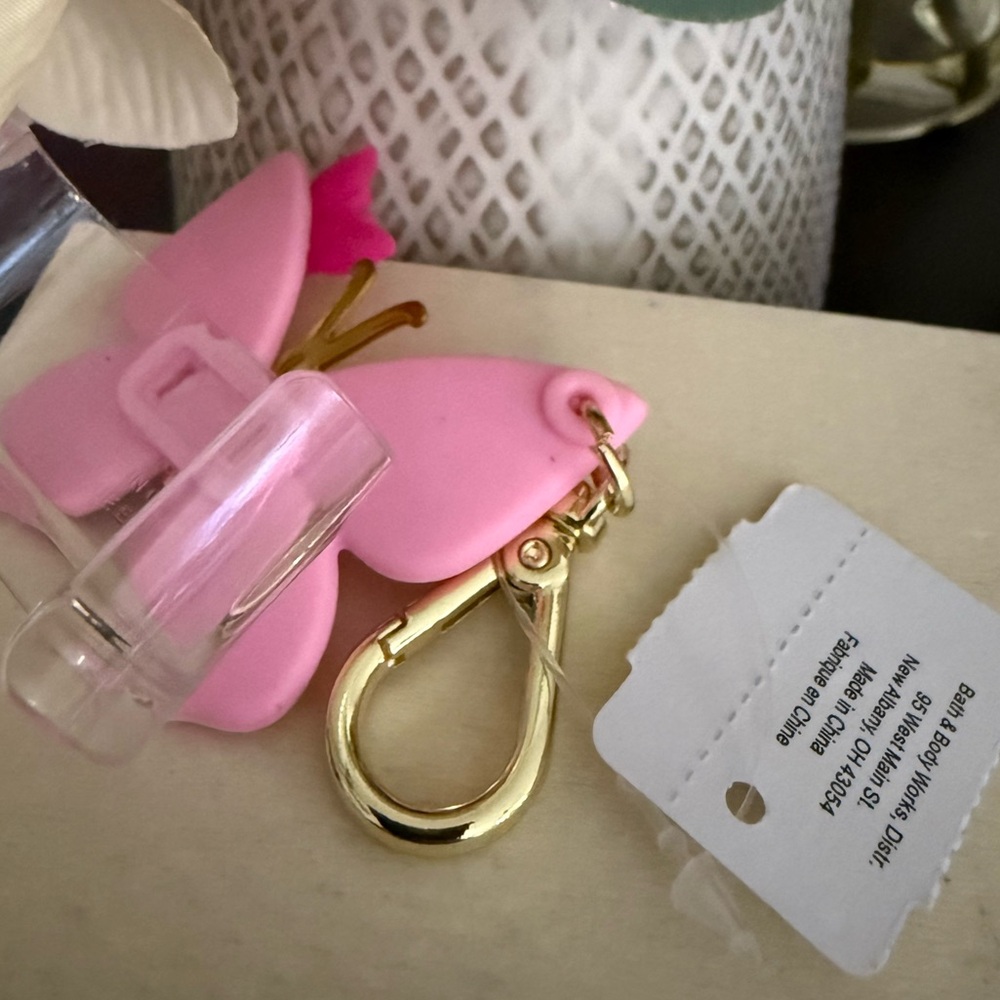 🆕🪷 BATH & BODY WORKS “PINK BUTTERFLY” POCKETBAC HOLDER W/CLIP. NEW WITH TAGS. - Picture 8 of 8